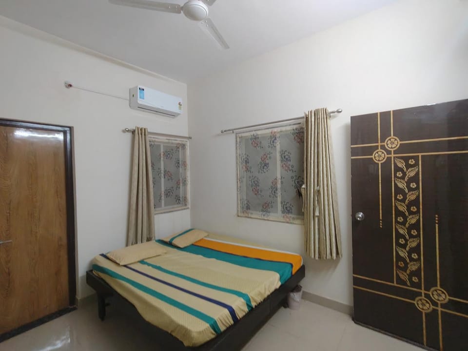 Bed, Photo of the whole room, Bedroom, air conditioner