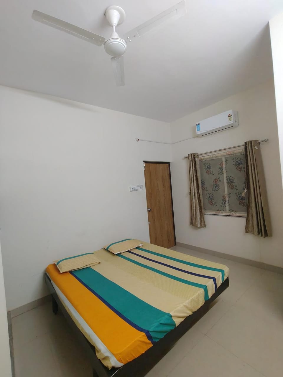 Bed, Photo of the whole room, Bedroom, air conditioner