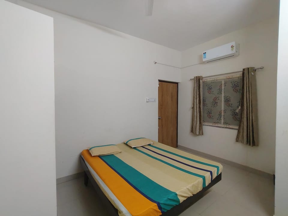 Bed, Photo of the whole room, Bedroom, air conditioner