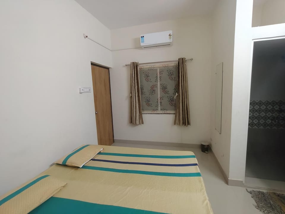 Bed, Photo of the whole room, Bedroom, air conditioner