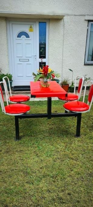 Restaurant/places to eat, Seating area