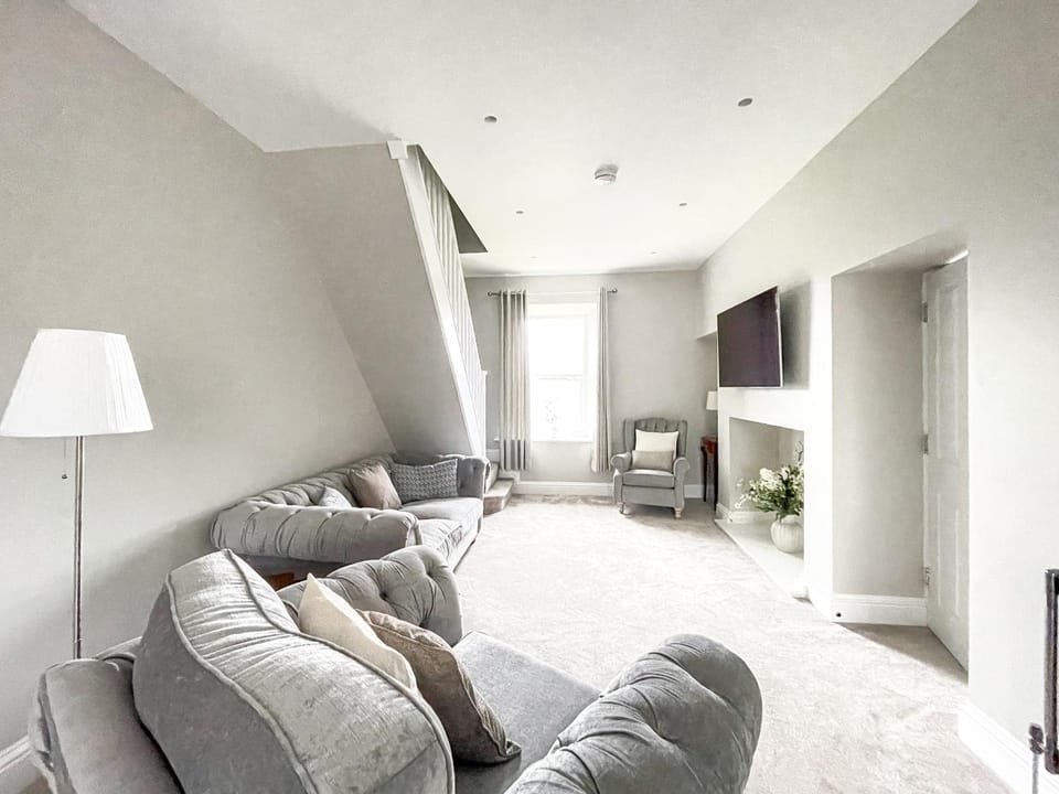 TV and multimedia, Living room, Seating area, Evening entertainment