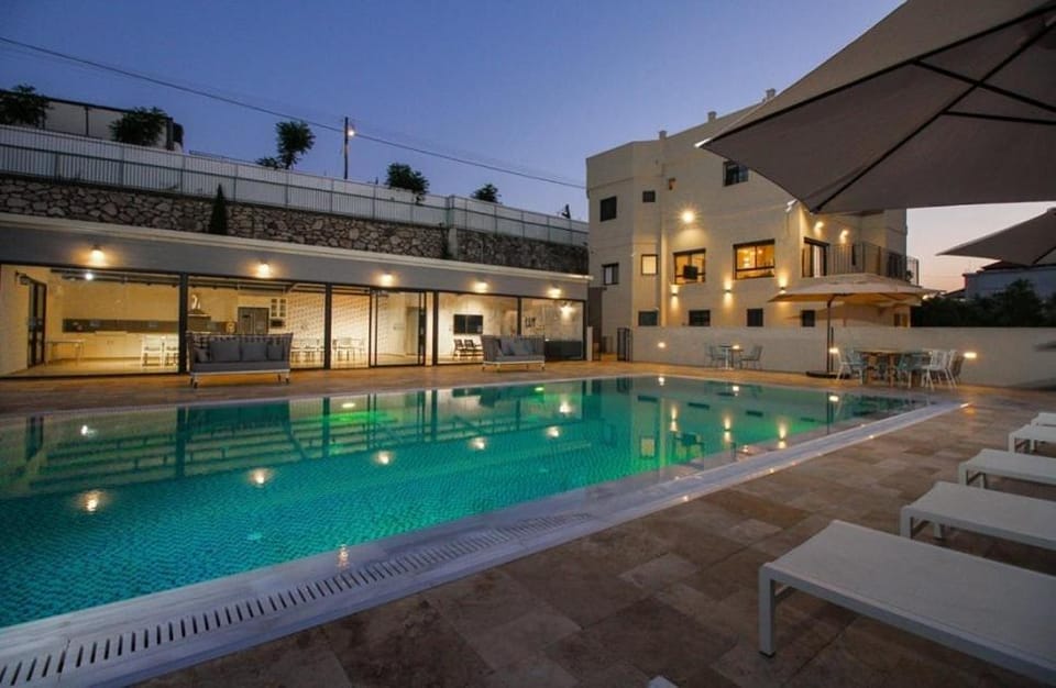 Swimming pool, sunbed