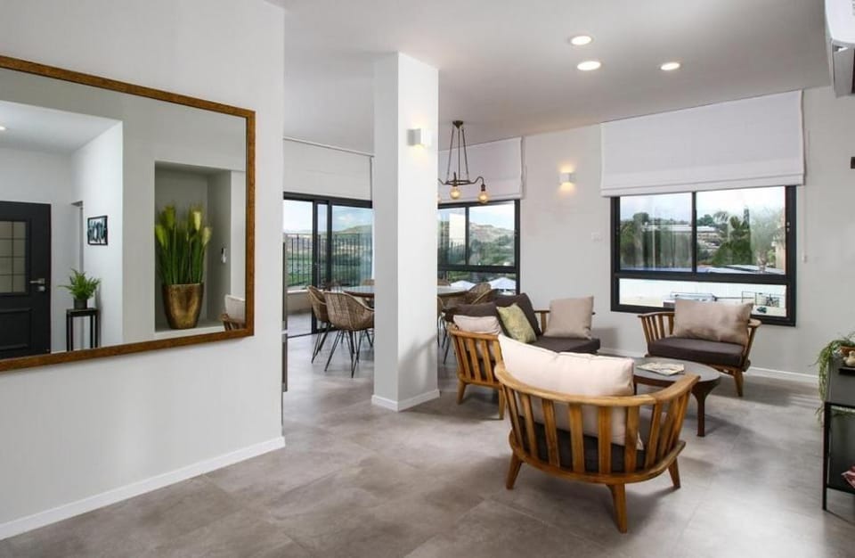 Kitchen or kitchenette, Seating area