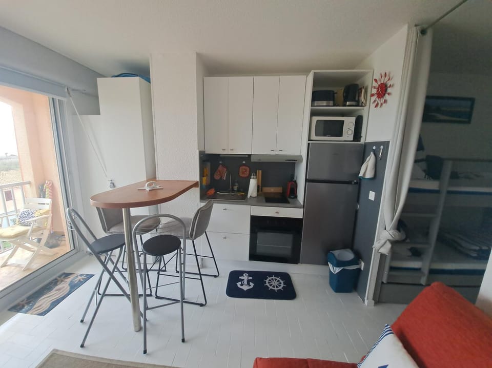 Centre du village au Barcarès vue mer imprenable studio 4 couchages piscine parking libre 21 août au 31 août Apartment in Le Barcarès
