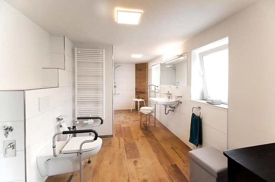 Shower, Bathroom, acessibility