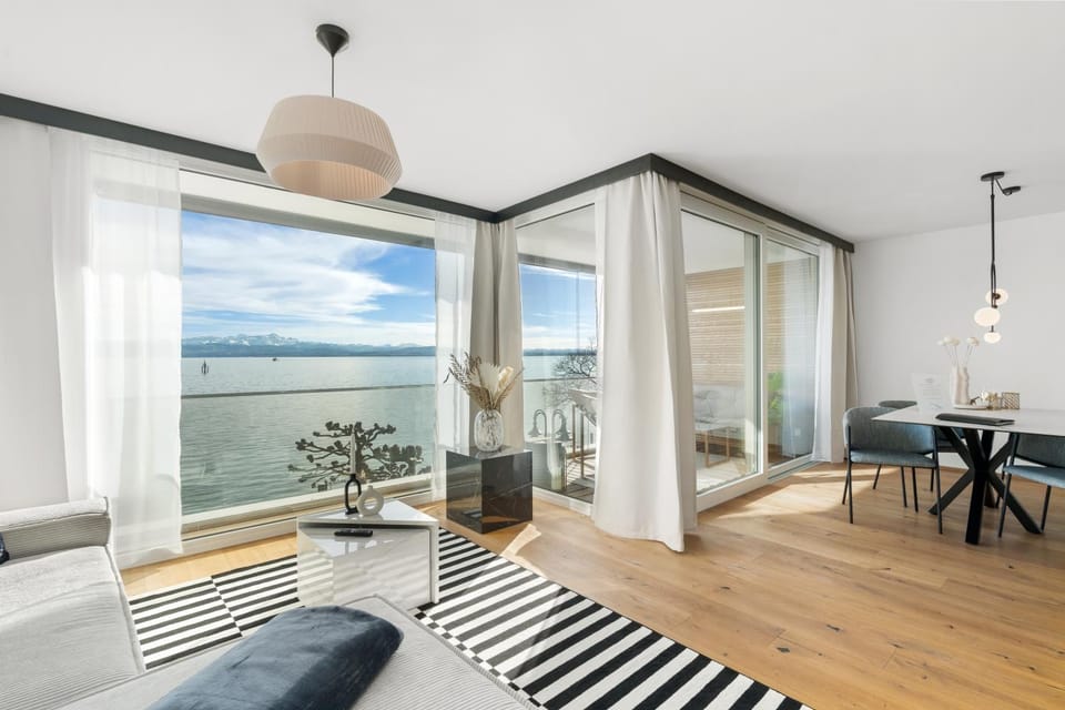 View (from property/room), Balcony/Terrace, Living room, Dining area, Lake view