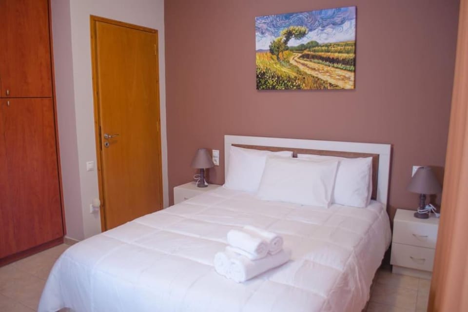Bed, Photo of the whole room, Bedroom, towels, wardrobe