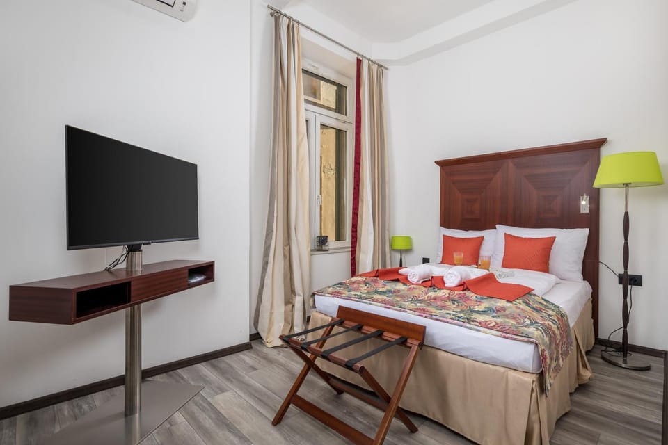 Bed, TV and multimedia, Bedroom