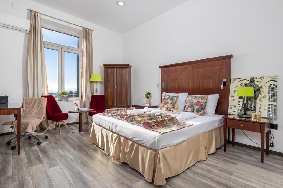 Bed, Photo of the whole room, Seating area, Bedroom