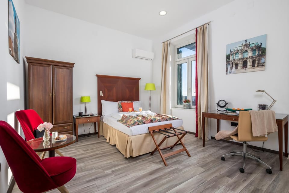 Bed, Photo of the whole room, Seating area, Bedroom, hair dresser, air conditioner