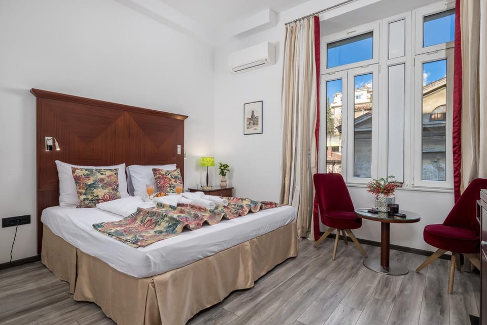 Bed, Seating area, Bedroom, air conditioner