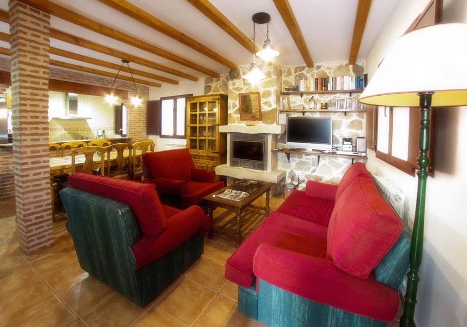 Communal lounge/ TV room, Communal lounge/ TV room, TV and multimedia, Living room, Seating area, Dining area