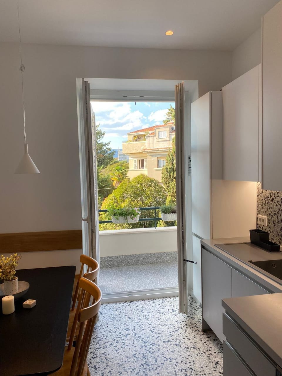 Kitchen or kitchenette, Dining area