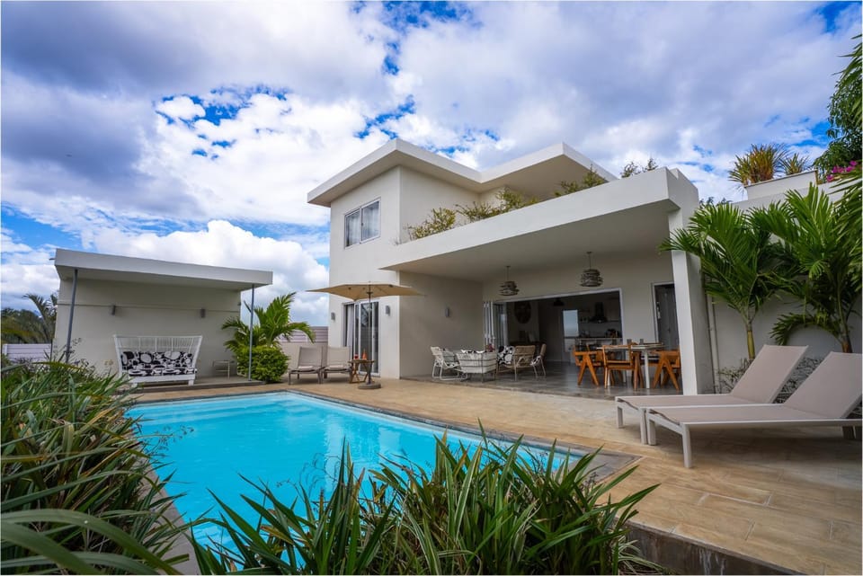 Property building, Patio, Balcony/Terrace, Balcony/Terrace, Swimming pool
