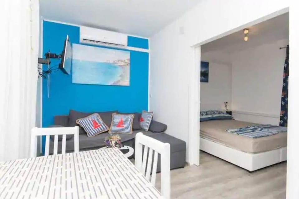 Bed, Living room, Photo of the whole room, Seating area, Dining area, Bedroom, air conditioner