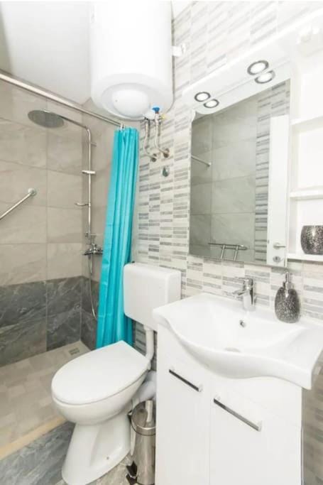 Shower, Toilet, Bathroom, towels