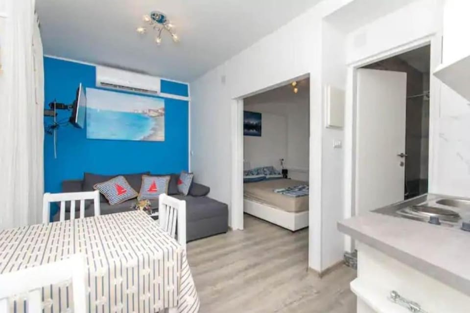 Bed, Photo of the whole room, Dining area, air conditioner