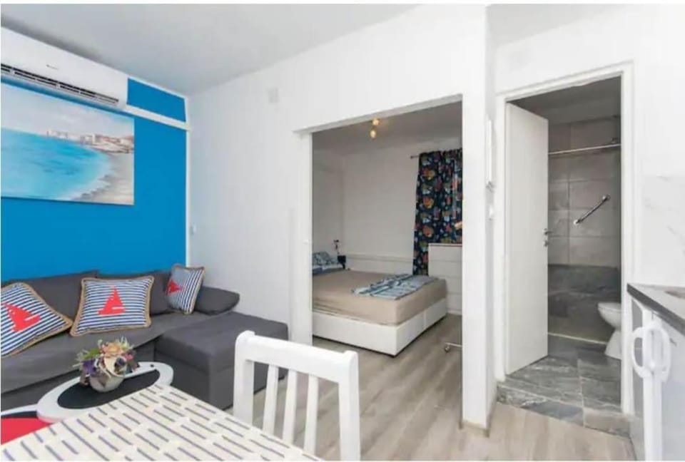 Bed, Kitchen or kitchenette, Living room, Photo of the whole room, Bedroom