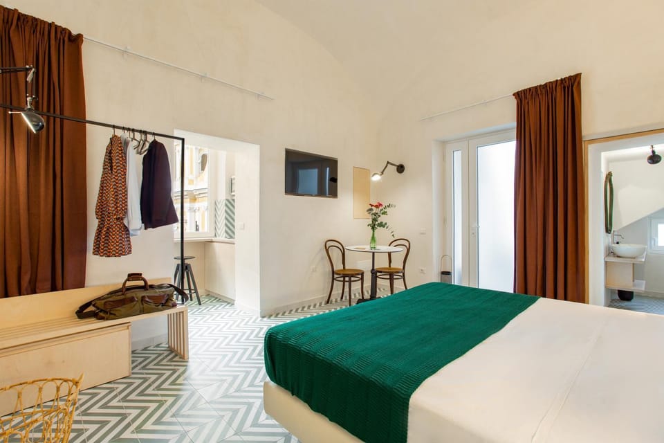 Bed, Bathroom, TV and multimedia, Photo of the whole room, Bedroom, wardrobe