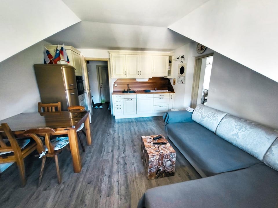 Kitchen or kitchenette, Living room, Seating area, Dining area