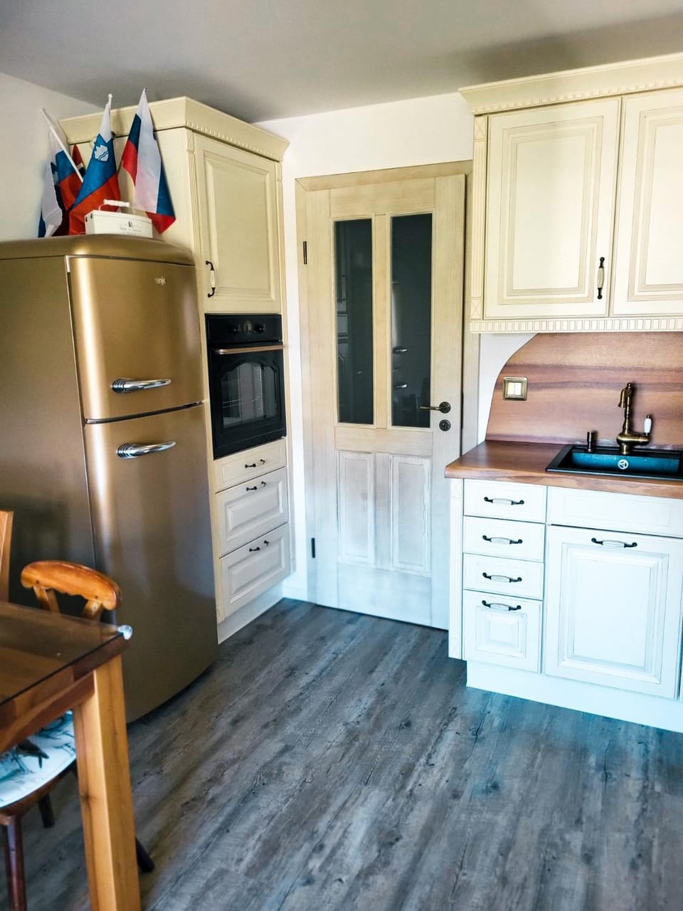 Kitchen or kitchenette, oven