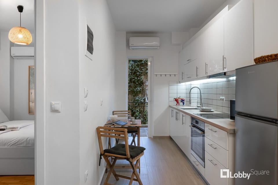 Kitchen or kitchenette, Dining area, minibar, pet friendly, stove, air conditioner