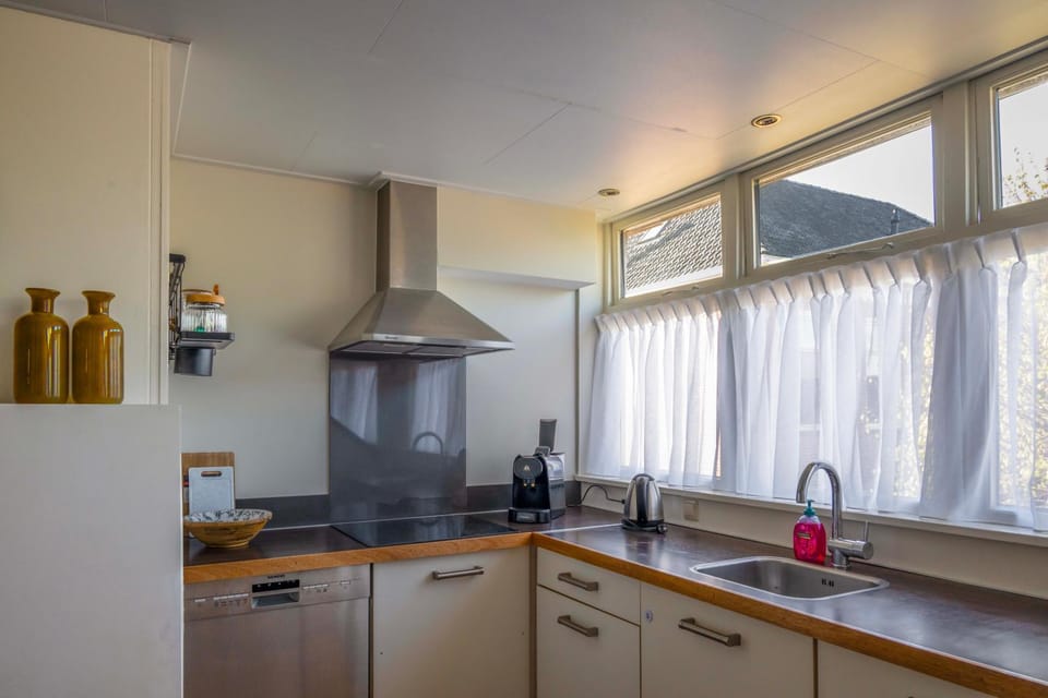 Coffee/tea facilities, Kitchen or kitchenette, dishwasher, stove