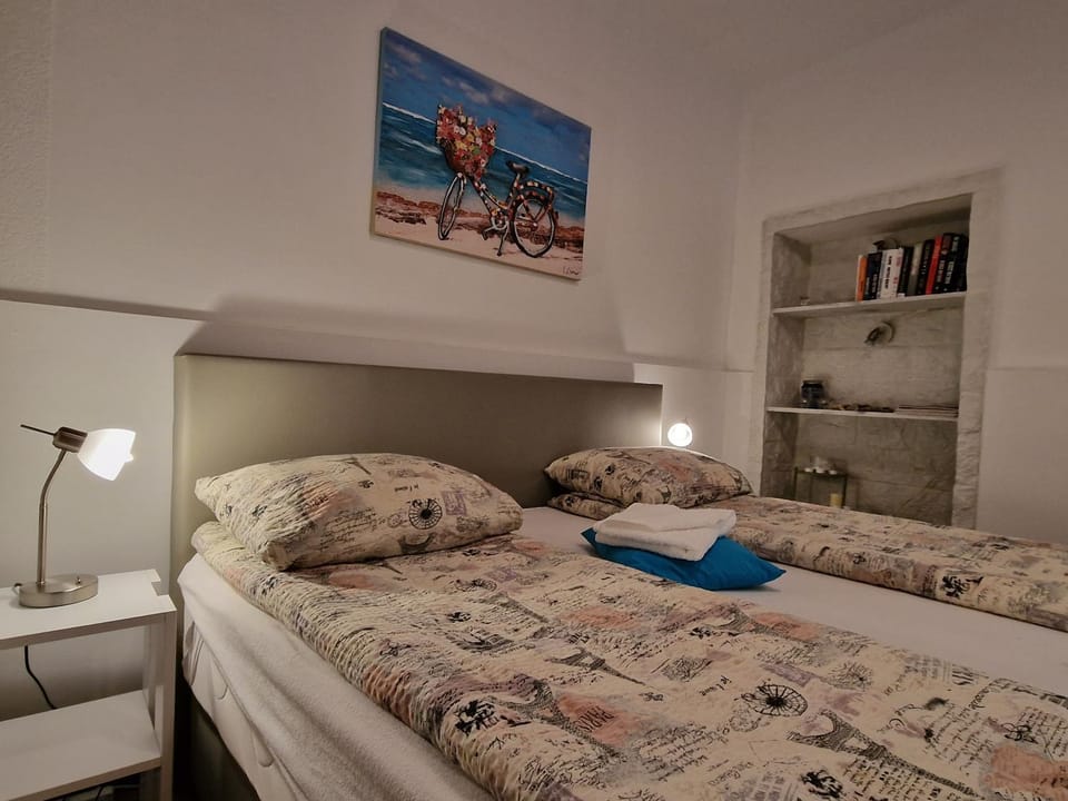 Bed, Bedroom, towels