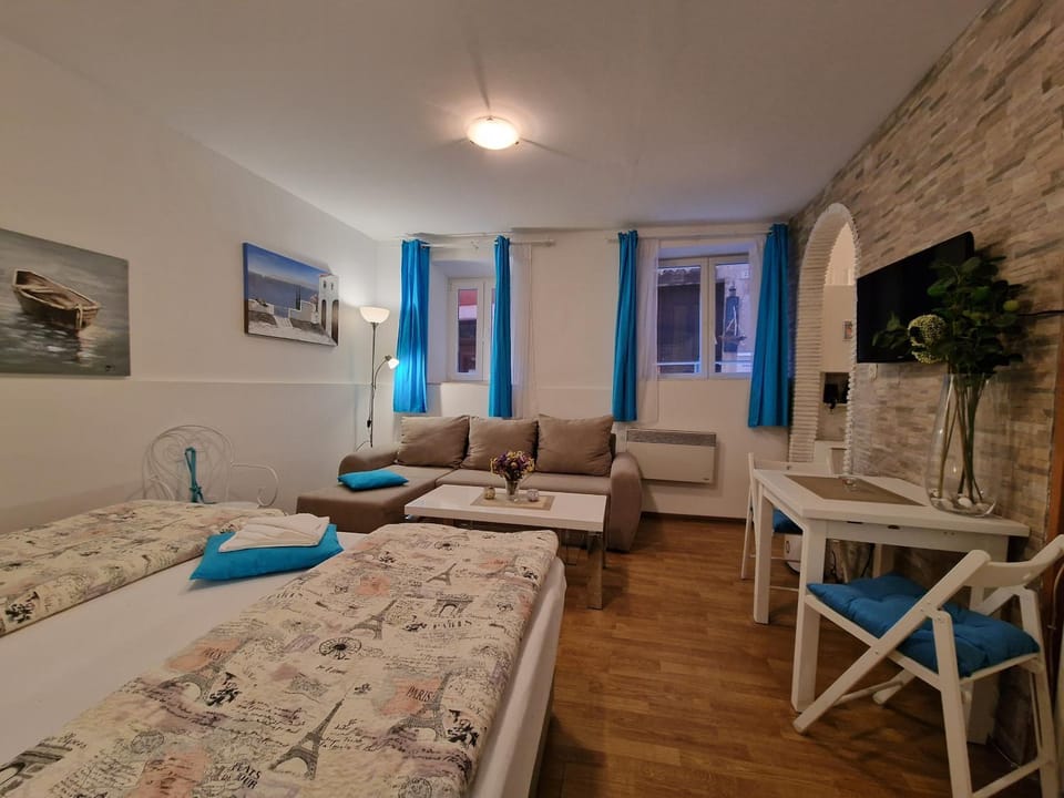 Bed, TV and multimedia, Living room, Photo of the whole room, Seating area, Dining area, Bedroom
