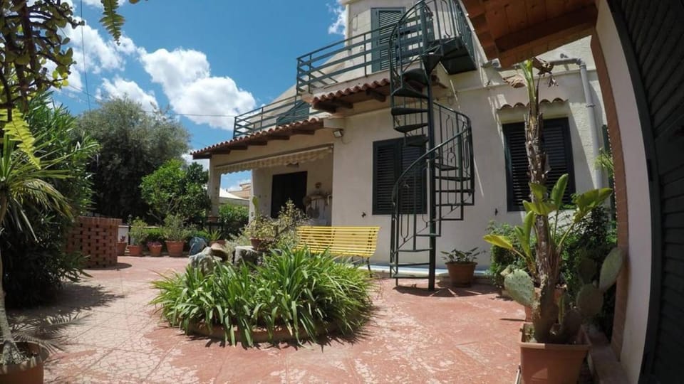 Villa Mora on two levels 50 meters from the sea - wi-fi Villa in Avola