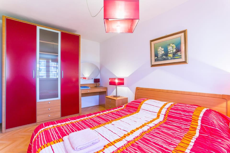 Photo of the whole room, Bedroom, wardrobe