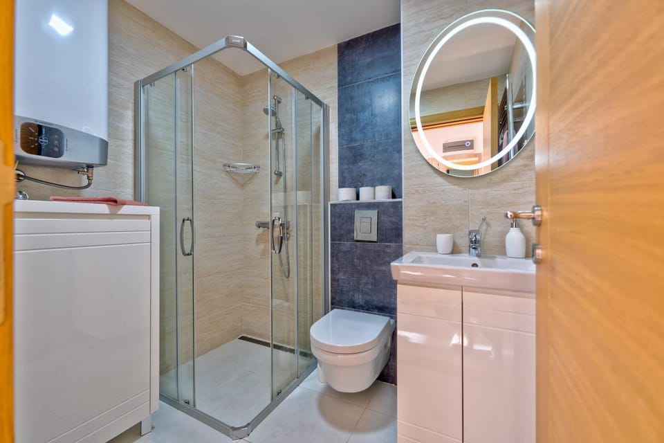 Shower, Toilet, Bathroom, towels