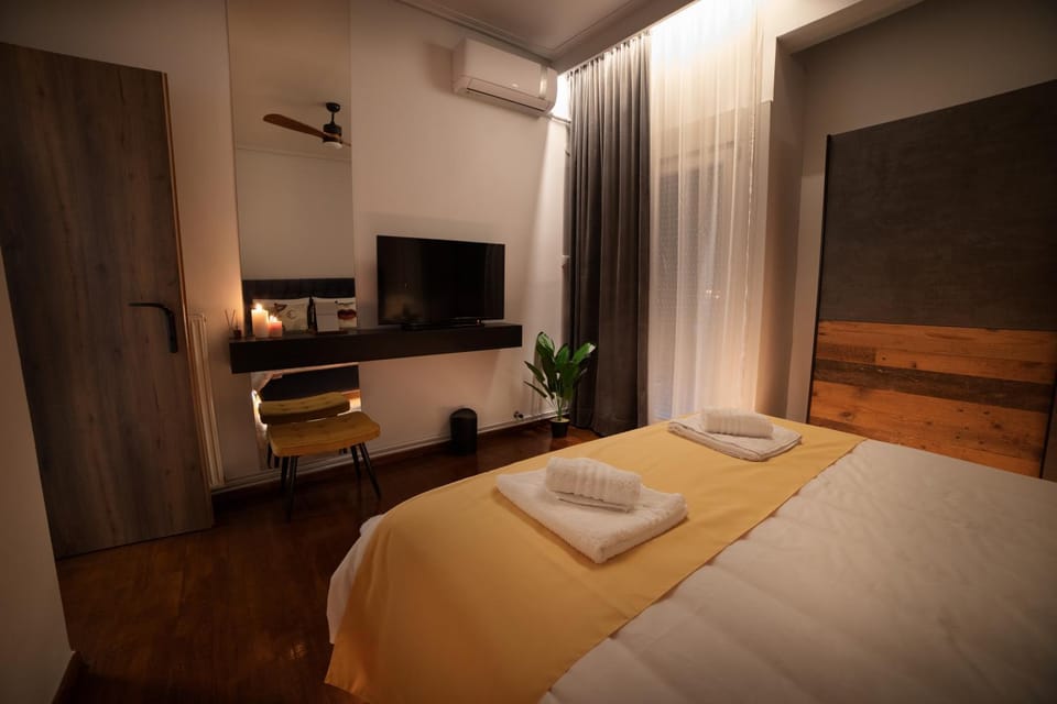 Bed, TV and multimedia, Photo of the whole room, Evening entertainment, Bedroom, towels, air conditioner