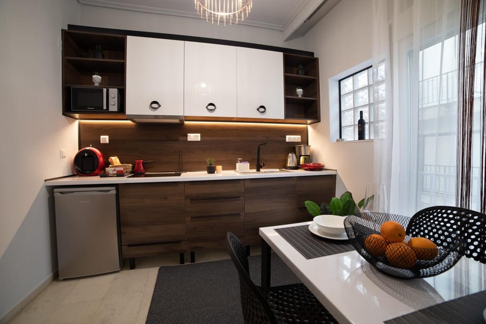 Coffee/tea facilities, Kitchen or kitchenette, Food and drinks, Dining area, Food, minibar, stove