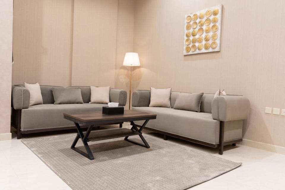 Facade/entrance, TV and multimedia, Lobby or reception, Seating area