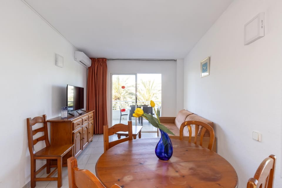 TV and multimedia, Living room, Dining area, air conditioner