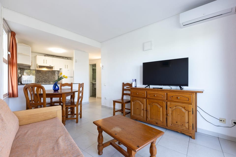 TV and multimedia, Living room, Dining area, air conditioner