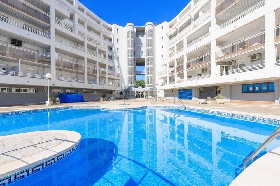 Day, Swimming pool