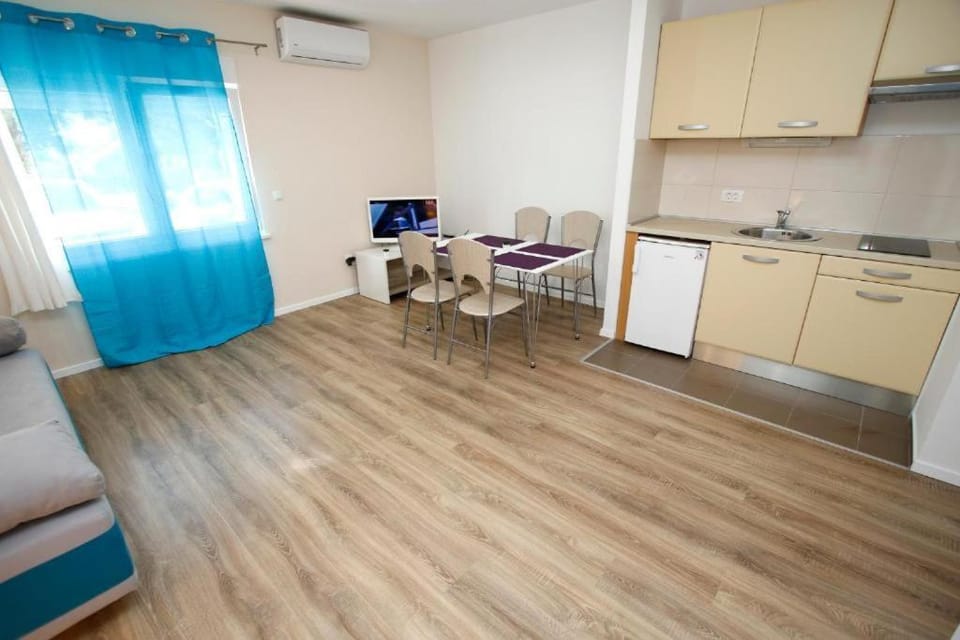 TV and multimedia, Kitchen or kitchenette, Living room, Seating area, Dining area, stove, air conditioner