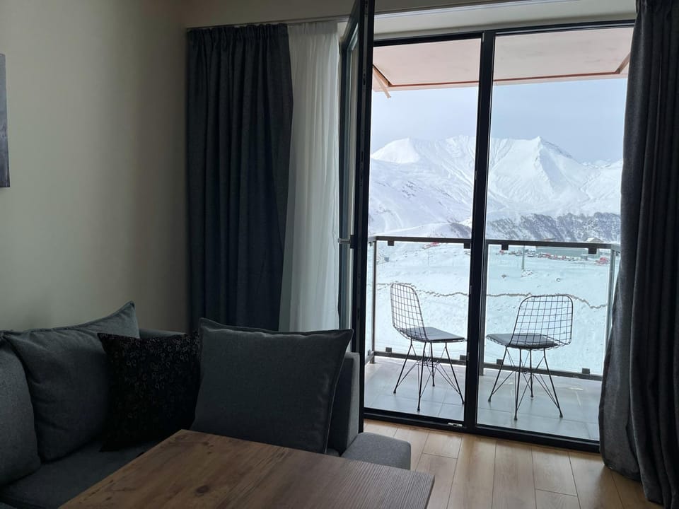Natural landscape, View (from property/room), Balcony/Terrace, Seating area, Dining area, Mountain view