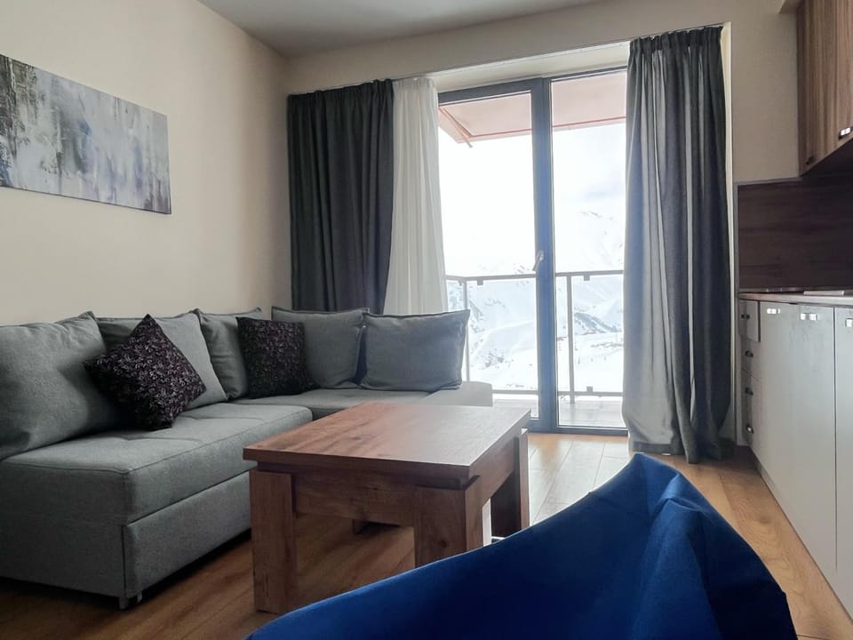 Bed, Kitchen or kitchenette, Living room, Photo of the whole room, Seating area, Bedroom