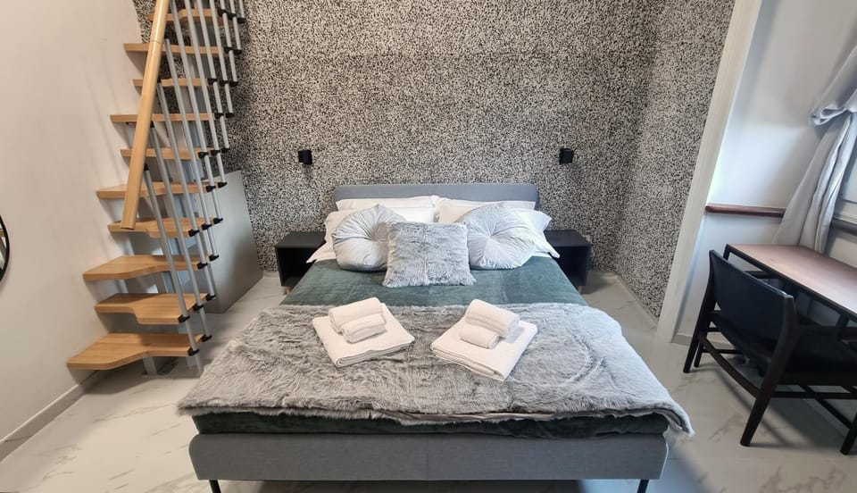 Bed, Photo of the whole room, Bedroom, towels