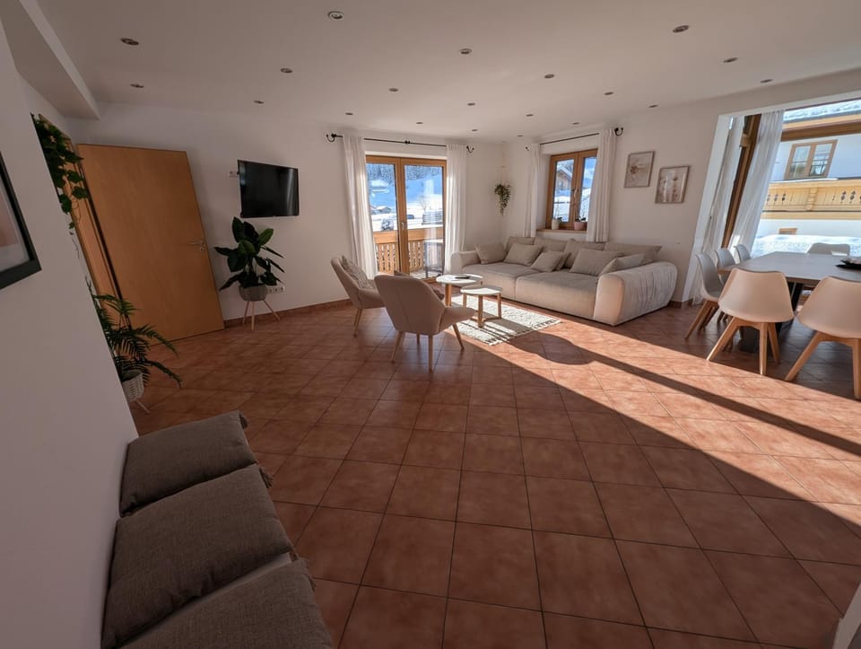 Kitchen or kitchenette, Living room, Seating area, Dining area, Bedroom