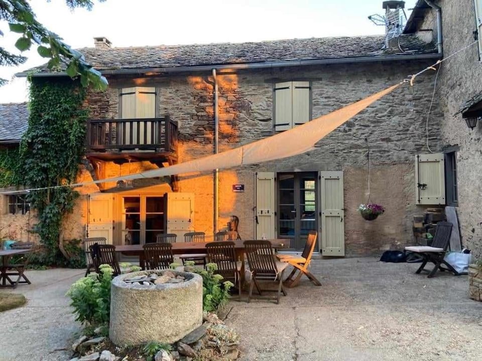 Gîte 'à la campagne' met gedeeld zwembad. House in Occitanie