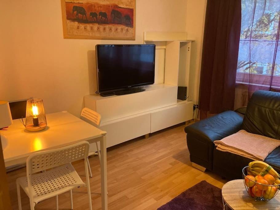 Apartment am Rhein ganze Wohnung zwei Schlafzimmer NETFLIX Internet 1000 Mbits, free Parking Apartment in Duisburg