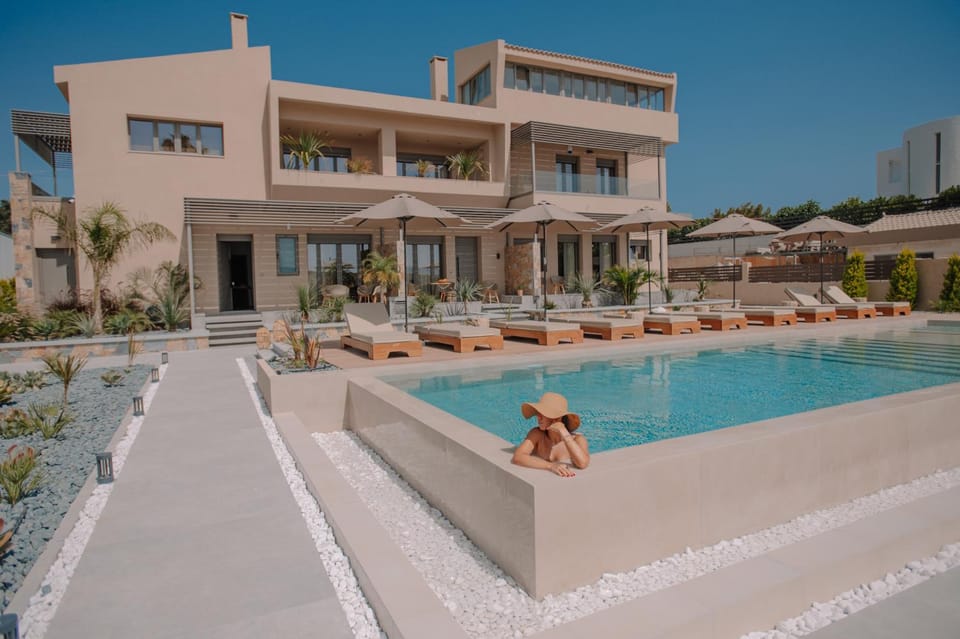Property building, Day, People, Pool view, Swimming pool, sunbed