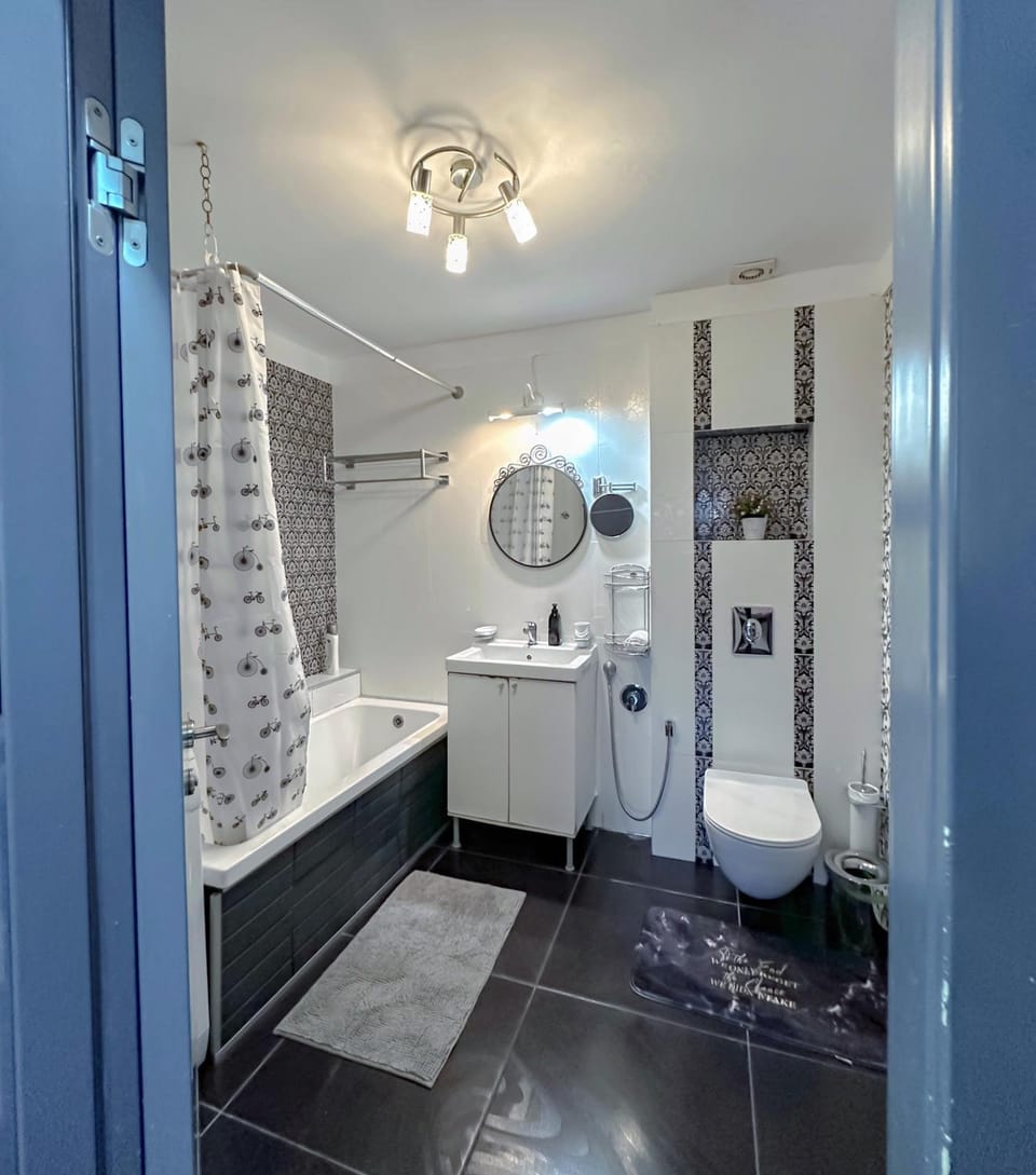 Shower, Toilet, Bathroom, Bath, towels