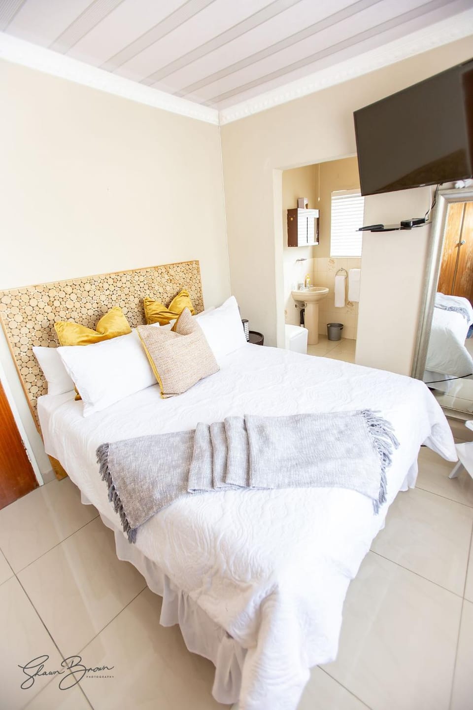 Bed, TV and multimedia, Bedroom, towels