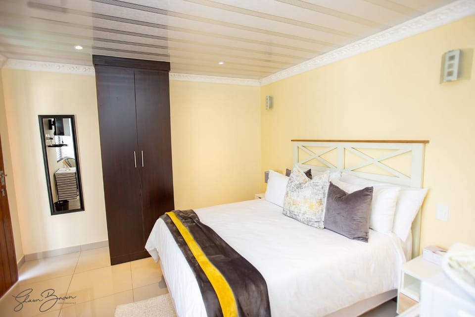 Bed, TV and multimedia, Bedroom, minibar, towels, wardrobe